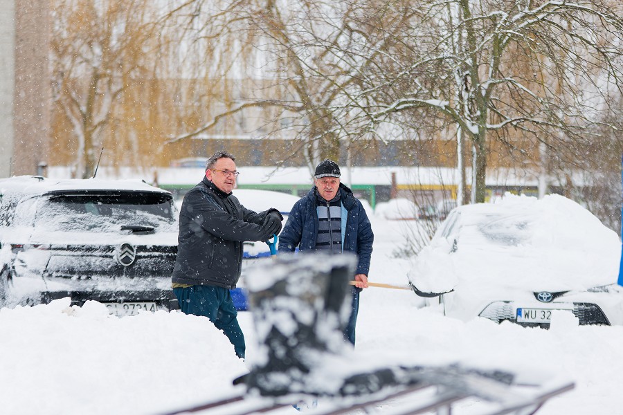 Mieszkańcy Ciechanowa odśnieżają... Żołnierze WOT pomagają